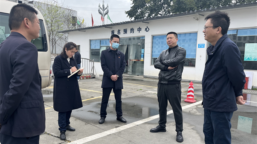 檢查組與報(bào)名人員、教練員交流