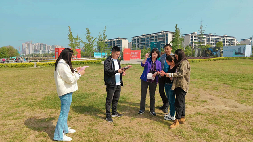 3、向生態(tài)公園游客發(fā)放《濕地保護(hù)倡議書》