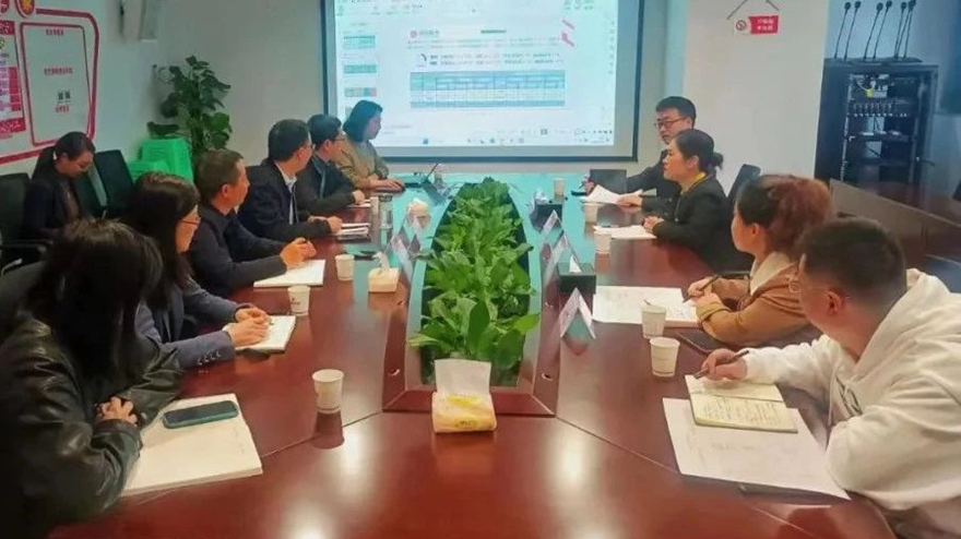 賀維維與經(jīng)營班子進行座談 賀維維與經(jīng)營班子進行座談